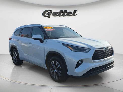 Used 2023 Toyota Highlander XLE image 2