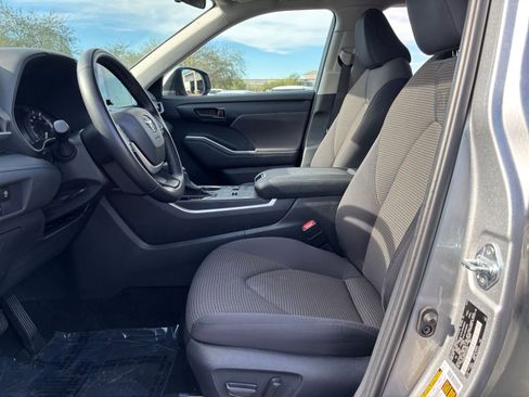 Used 2025 Toyota Highlander LE image 28