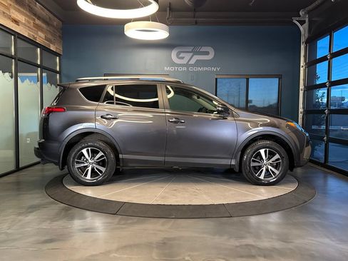 Used 2018 Toyota RAV4 XLE AWD/4WD image 2