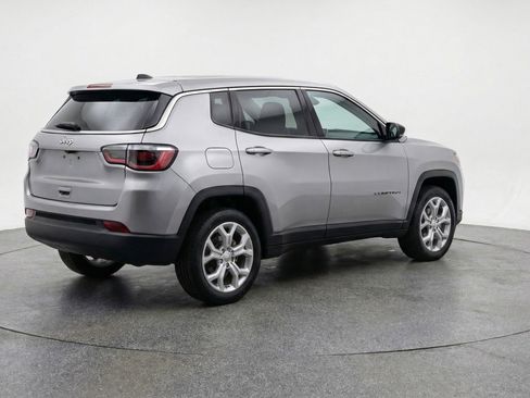 Used 2025 Jeep Compass Latitude image 9