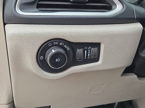Used 2023 Chrysler Pacifica Touring-L FWD image 25