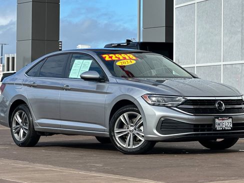 Used 2024 Volkswagen Jetta SE image 2