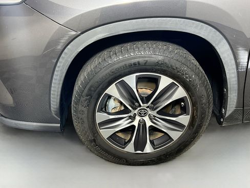 Used 2021 Toyota Highlander XLE FWD image 13