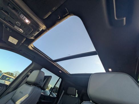 Used 2024 GMC Yukon Denali w/ Advanced Technology Package image 24