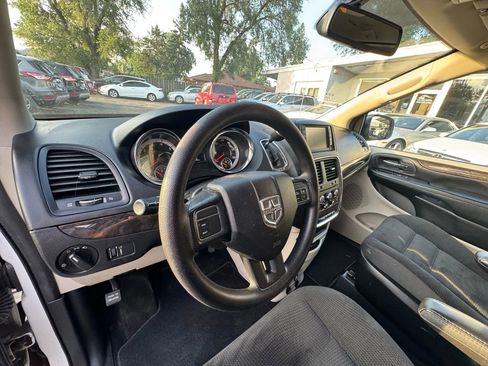 Used 2019 Dodge Grand Caravan SE image 9