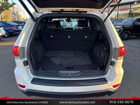 Used 2019 Jeep Grand Cherokee Laredo w/ Laredo X Package RWD image 11