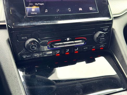 Used 2024 Jeep Grand Cherokee Laredo image 26