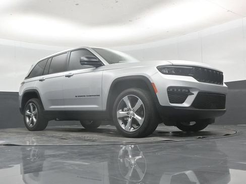 Used 2025 Jeep Grand Cherokee Limited w/ Black Appearance Package AWD/4WD image 54