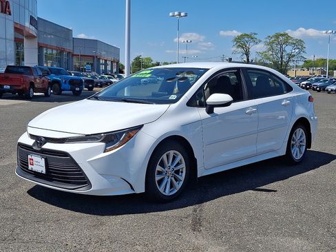 Used 2024 Toyota Corolla LE w/ LE Convenience Package FWD image 3