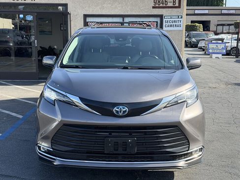 Used 2022 Toyota Sienna XLE w/ XLE Plus Package FWD image 2
