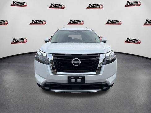 New 2025 Nissan Pathfinder SL image 2
