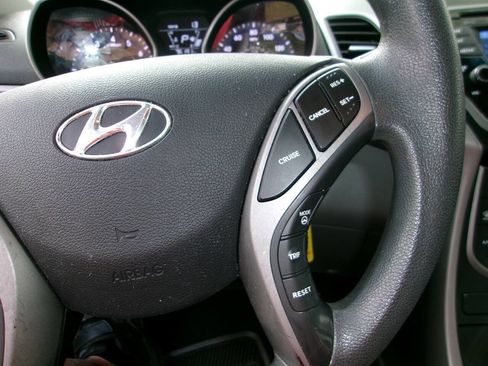 Used 2015 Hyundai Elantra SE FWD image 8