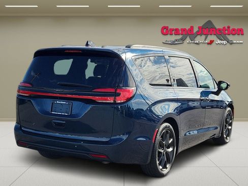 Used 2025 Chrysler Pacifica Limited FWD image 4