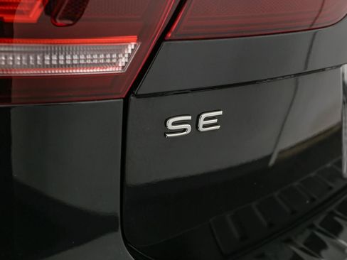 Certified 2024 Volkswagen Tiguan SE w/ Panoramic Sunroof Package AWD/4WD image 12