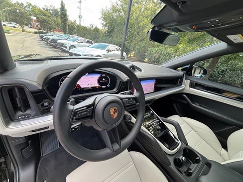 Used 2025 Porsche Cayenne S AWD/4WD image 12