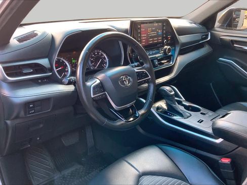 Used 2022 Toyota Highlander XSE FWD image 18