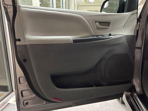 Certified 2020 Toyota Sienna L image 37