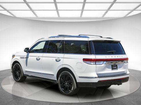 Used 2023 Lincoln Navigator Reserve AWD/4WD image 2