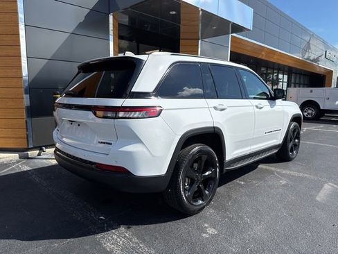 Used 2024 Jeep Grand Cherokee Limited w/ Black Appearance Package AWD/4WD image 27