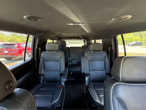 Used 2022 Chevrolet Suburban Premier AWD/4WD image 32
