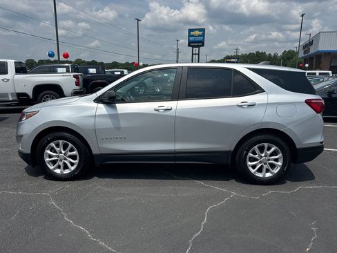 Used 2020 Chevrolet Equinox LS w/ LS Convenience Package FWD image 9