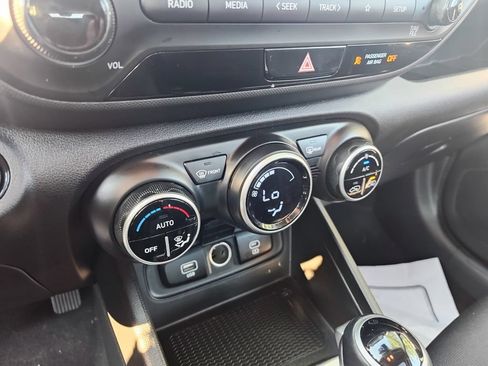 Used 2025 Hyundai Venue SEL FWD image 9