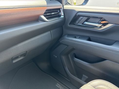Used 2025 GMC Yukon XL Denali AWD/4WD image 29
