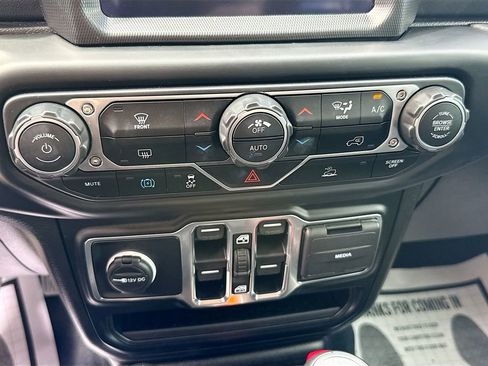 Used 2022 Jeep Wrangler Unlimited Sahara image 17