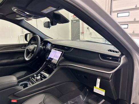 New 2025 Jeep Grand Cherokee Limited w/ Luxury Tech Group II image 34