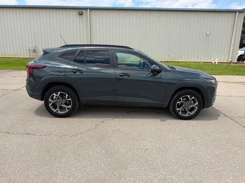 Used 2025 Chevrolet Trax LT w/ Driver Confidence Package FWD image 2