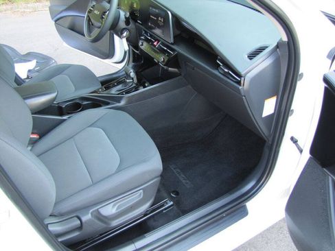Used 2024 Kia Niro LX FWD image 17