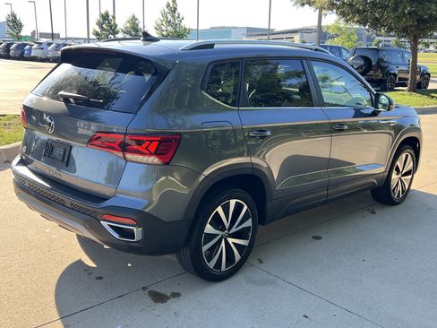 Certified 2022 Volkswagen Taos SE w/ Panoramic Sunroof Package FWD image 9