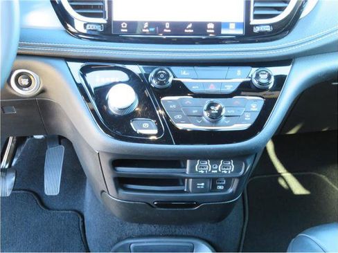 Used 2022 Chrysler Pacifica Touring-L w/ S Appearance Package FWD image 29
