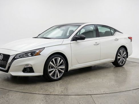 Used 2025 Nissan Altima 2.5 SV image 3