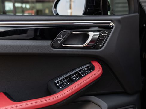 Certified 2025 Porsche Macan AWD/4WD image 20