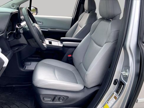 Used 2025 Toyota Sienna XLE w/ XLE Plus Package FWD image 8