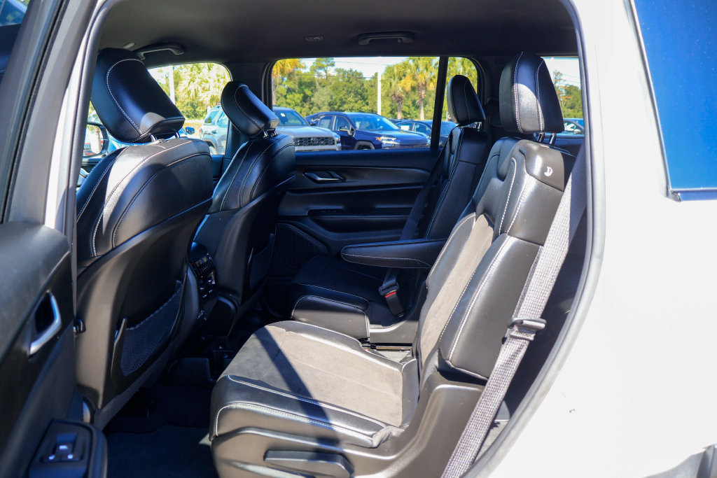 Used 2023 Jeep Grand Cherokee L Laredo RWD image 11