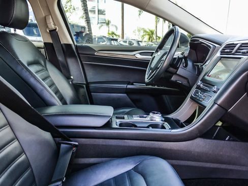 Used 2017 Ford Fusion SE w/ Fusion SE Technology Package FWD image 16