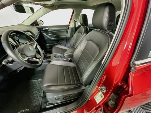 Certified 2023 Volkswagen Jetta SE w/ Panoramic Sunroof Package FWD image 19
