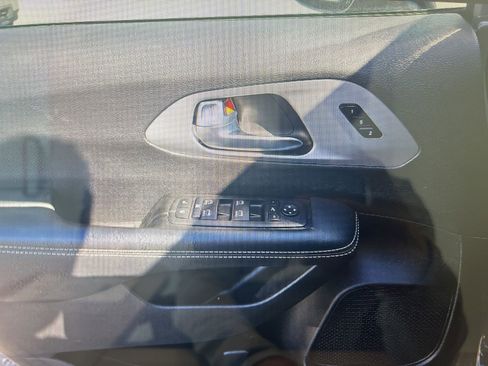 Used 2025 Chrysler Pacifica Limited image 11