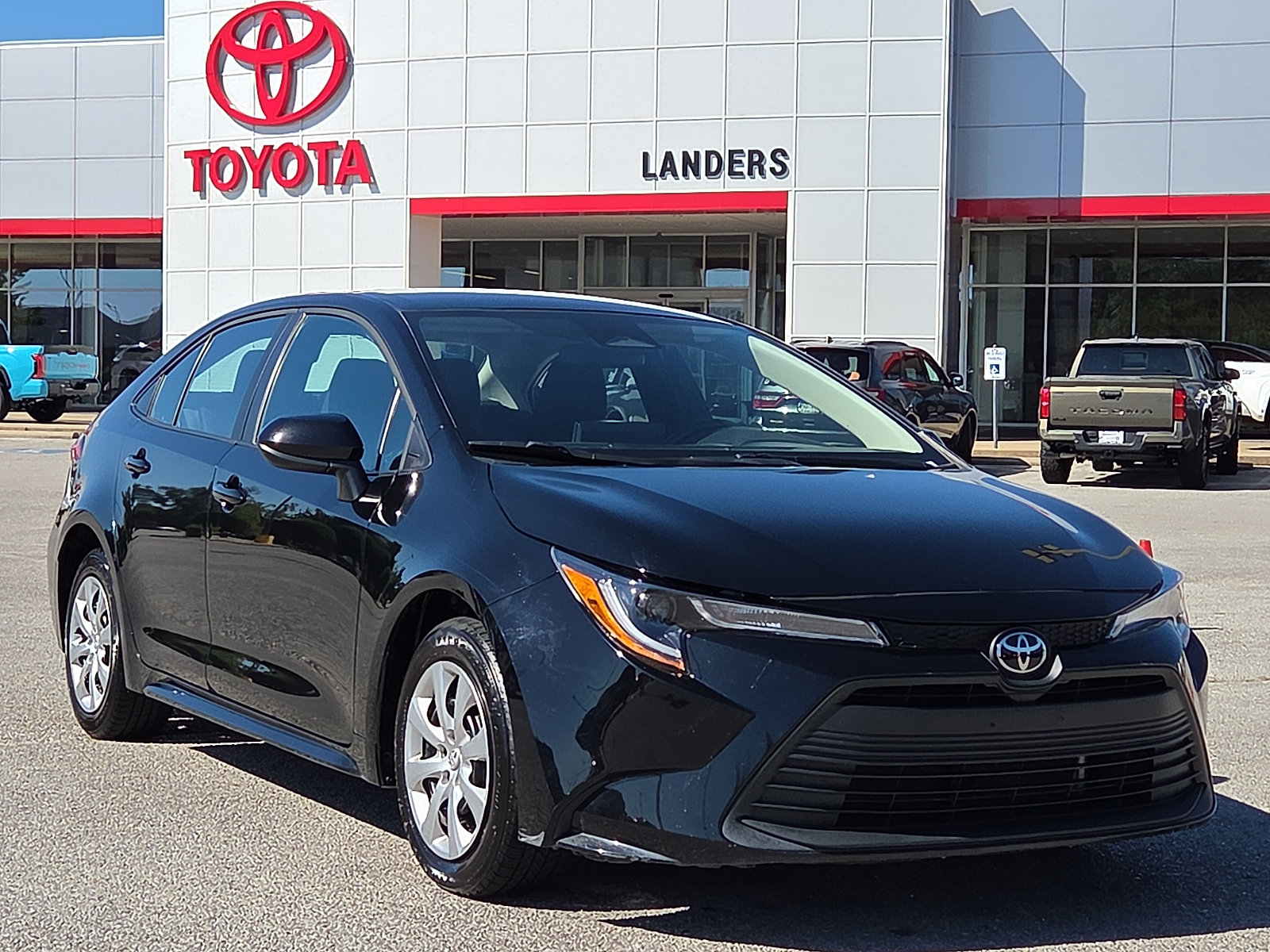 Used 2025 Toyota Corolla LE FWD image 1