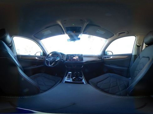 Used 2025 Volkswagen Atlas SE image 43