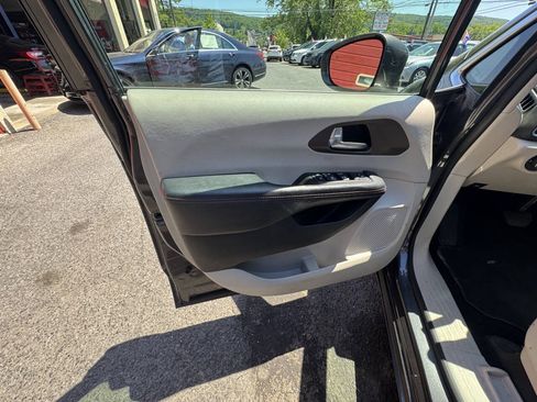 Used 2019 Chrysler Pacifica Touring-L FWD image 26