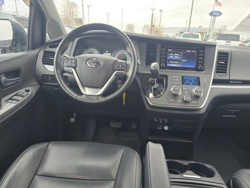 Used 2020 Toyota Sienna SE image 22