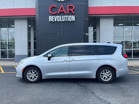 Used 2023 Chrysler Pacifica Touring-L image 4