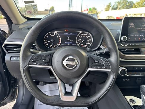 Used 2024 Nissan Altima 2.5 SV image 9