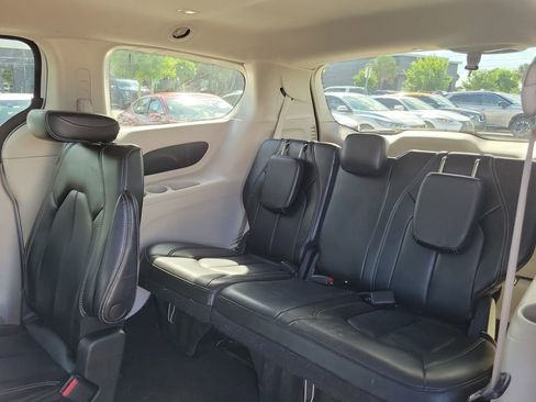 Used 2023 Chrysler Pacifica Touring-L FWD image 13