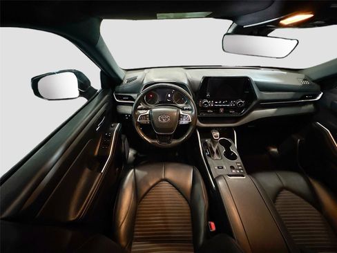 Used 2024 Toyota Highlander XSE FWD image 3
