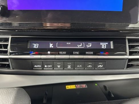 Used 2025 Toyota Sienna LE AWD/4WD image 18
