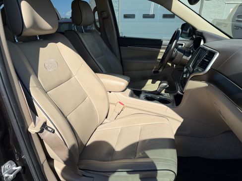 Used 2017 Jeep Grand Cherokee Overland w/ Jeep Active Safety Group RWD image 31